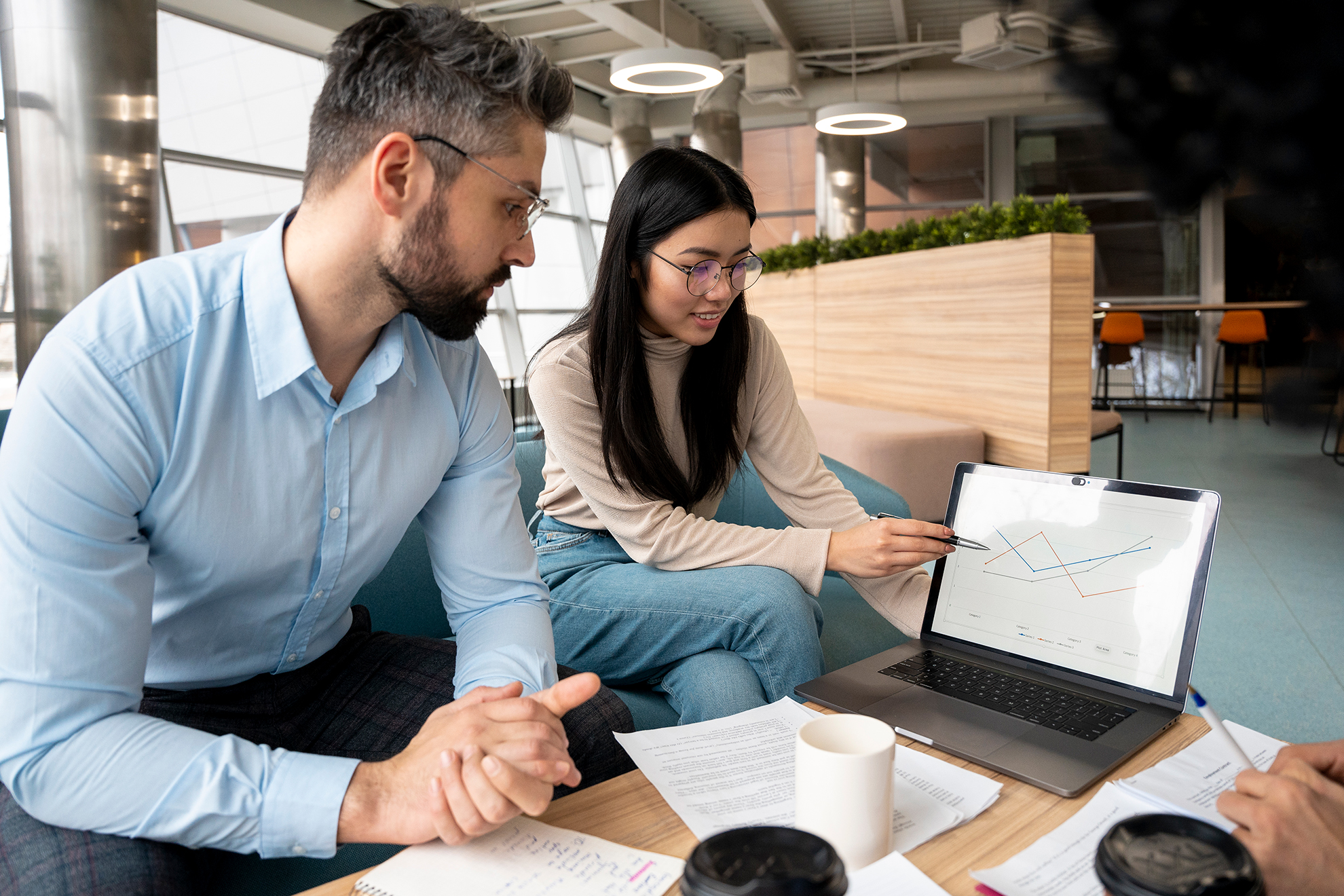 Equipo trabajando juntos en proyecto VIRMISA